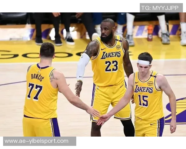 勒布朗带领湖人逆袭费城勇士终结连胜势头再创辉煌